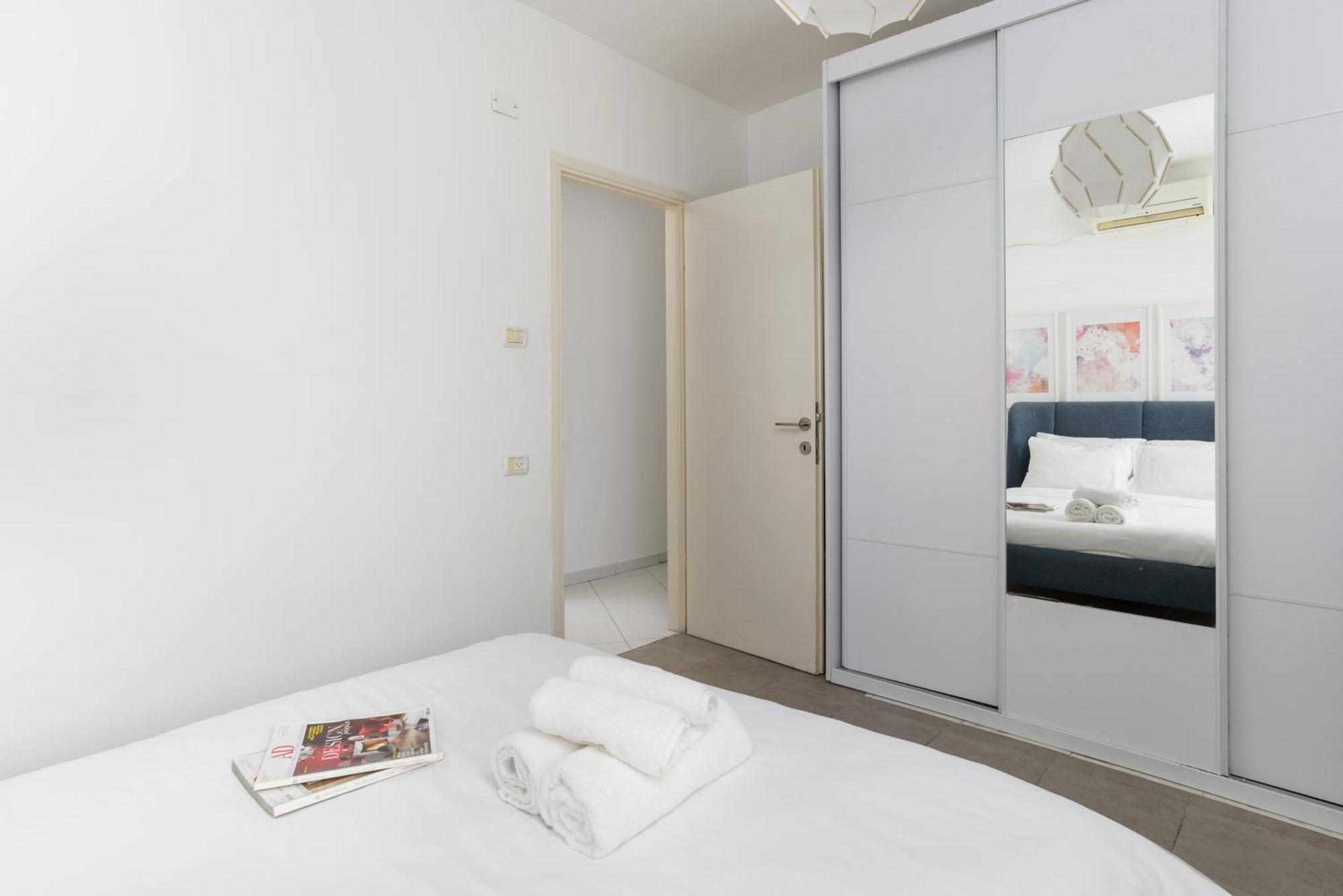 Sea View 2 Bedroom Apartment With Bomb Shelter Тель-Авив Экстерьер фото